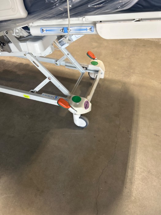 (1) HillRom VersaCare P3200 Bed with (8) HillRom Experience Pad