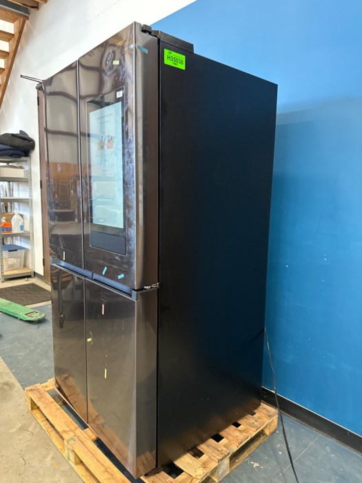 2023 Samsung 29 cu. ft. Smart 4Door Flex Refrigerator with Family Hub and Beverage Center For