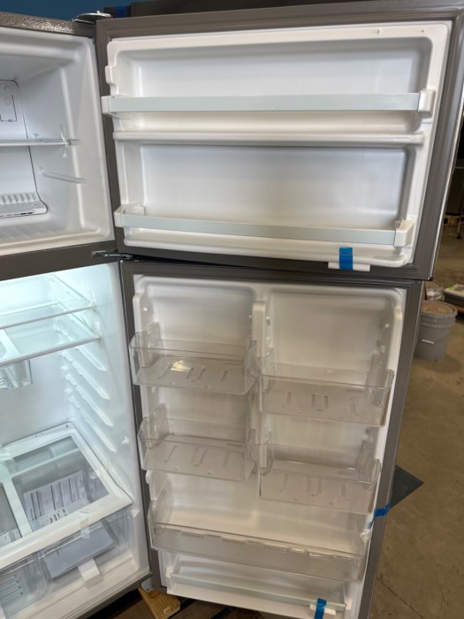 2023 Whirlpool 17.6cu ft TopFreezer Refrigerator For Sale Retail