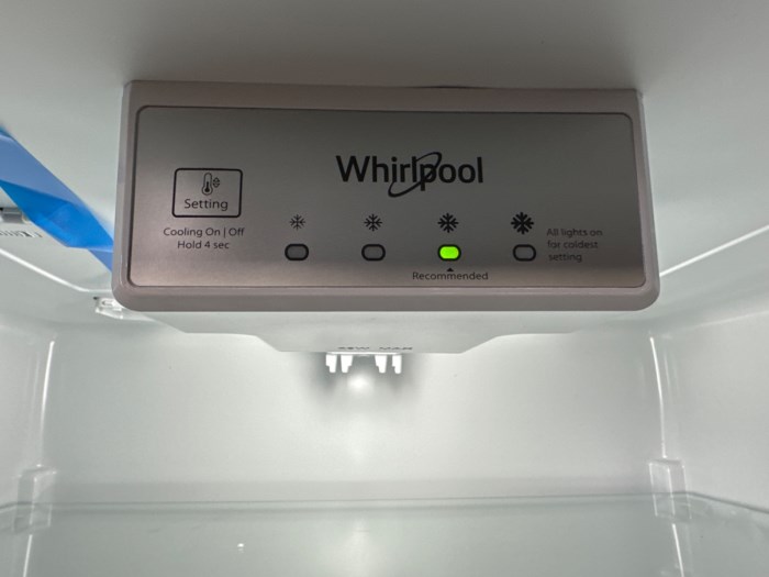 2023 Whirlpool 17.6cu ft TopFreezer Refrigerator For Sale Retail